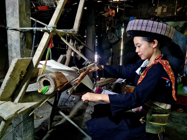 Phụ nữ dân tộc Mông ở Lào Cai vẫn giữ cách trồng lanh, dệt vải truyền thống. Sợi lanh sau khi xử lý, làm mềm, được đưa lên khung dệt. Công đoạn dệt vải kéo dài vài tháng trời, thường bắt đầu từ sau khi thu hoạch ngô cho đến cuối năm - Ảnh: VGP/Lê Thanh Cường