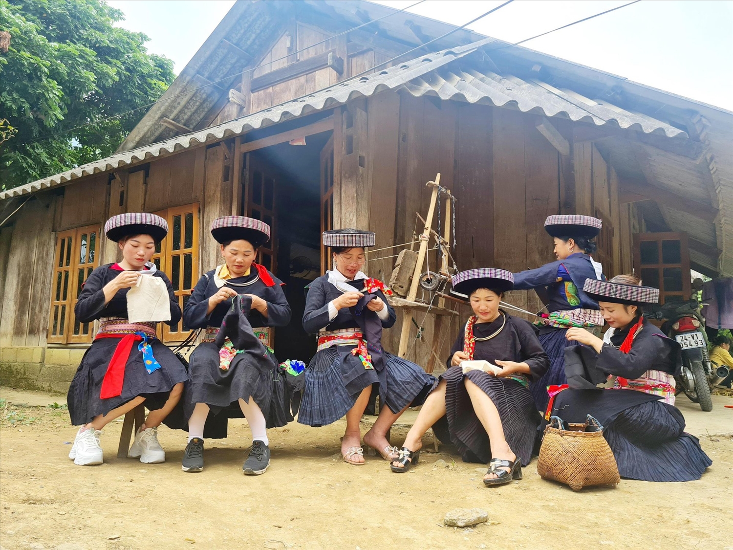Chị em người Mông xanh - dân tộc thiểu số rất ít người - thường cùng nhau thêu may váy áo để giữ gìn bản sắc văn hóa truyền thống của dân tộc mình - Ảnh: VGP/Lê Thanh Cường
