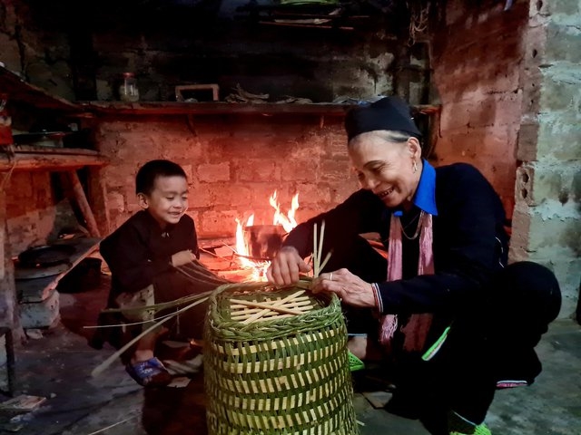 Không ít người cao tuổi dân tộc thiểu số ở vùng cao Lào Cai vẫn giữ nghề truyền thống - Ảnh: VGP/Lê Thanh Cường