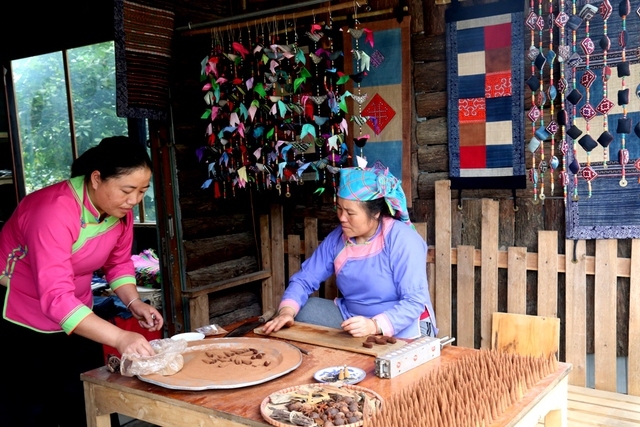 Bên cạnh công việc thêu thùa, khâu vá, nhuộm vài, phụ nữ dân tộc Giáy vùng cao Sa Pa còn giữ nghề làm hương thảo mộc truyền thống nhằm tạo không gian văn hóa cho khách du lịch khám phá trải nghiệm - Ảnh: VGP/Lê Thanh Cường