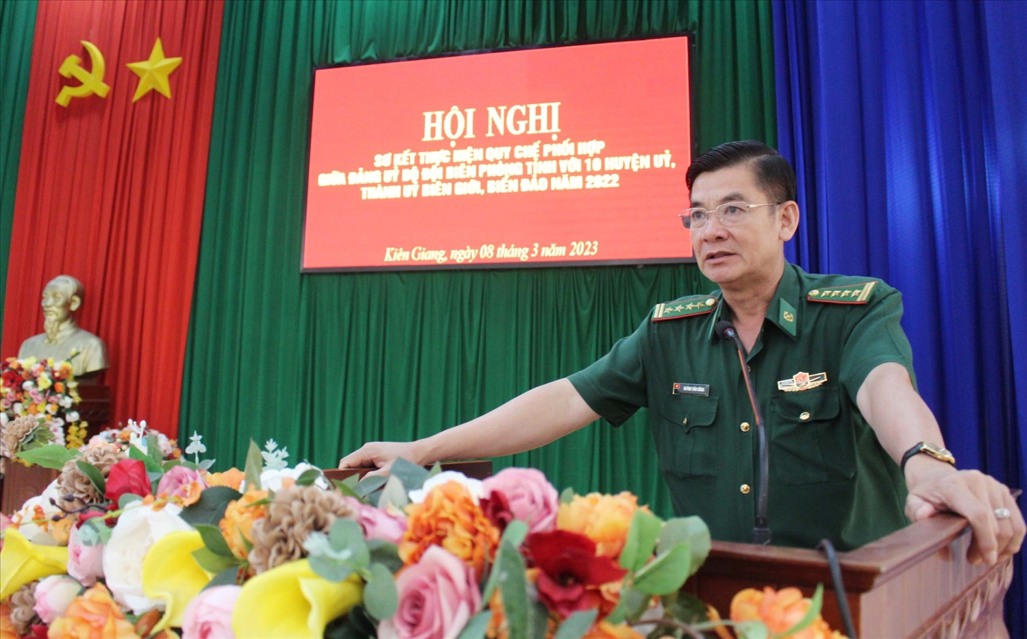 Đại tá Huỳnh Văn Đông - Bí thư Đảng ủy, Chính ủy BĐBP tỉnh Kiên Giang phát biểu gợi mở nội dung thảo luận tại Hội nghị 