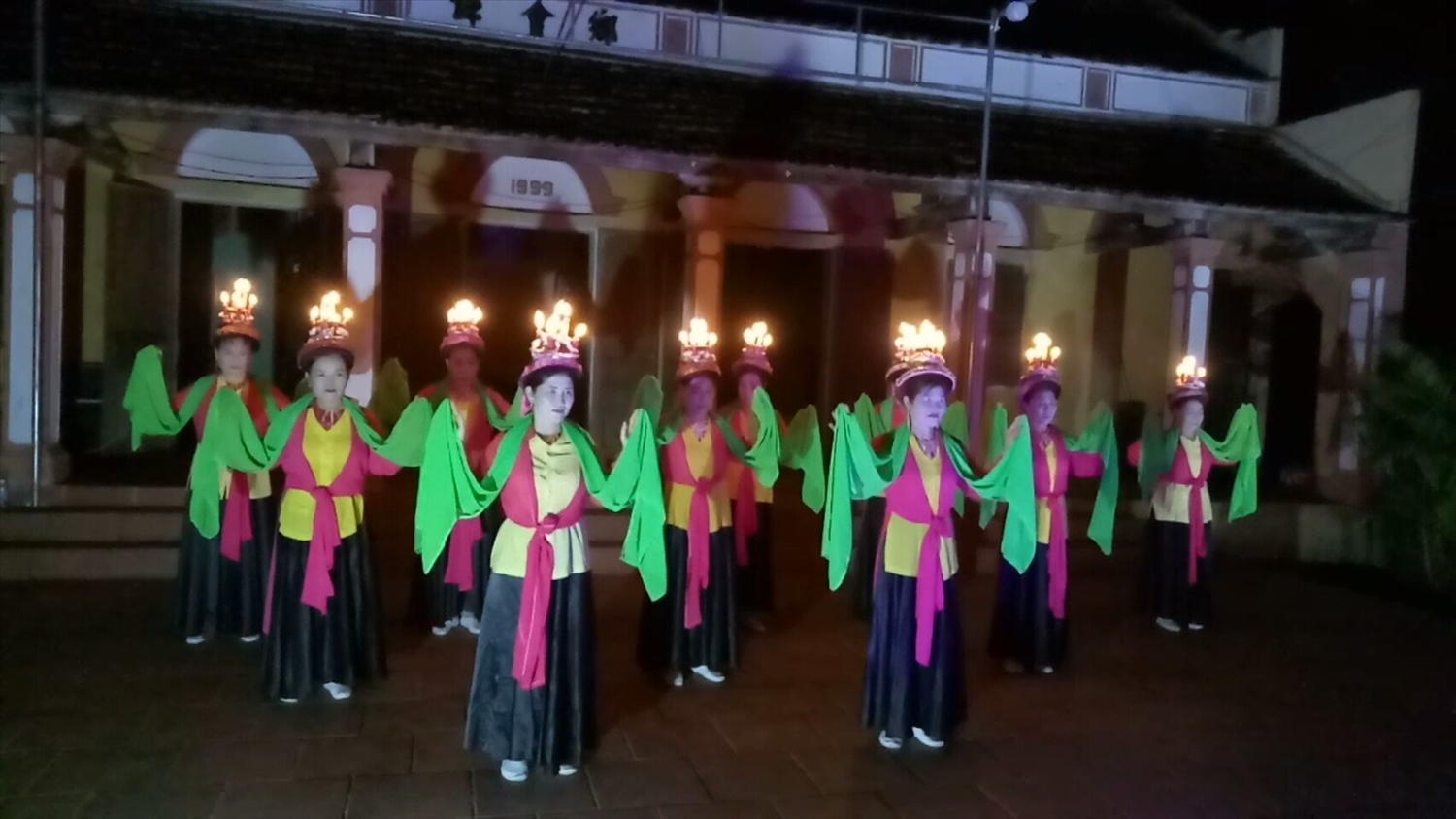 Đội văn nghệ làng Nhân Cao, xã Thiệu Quang biểu diễn Múa đèn chạy chữ
