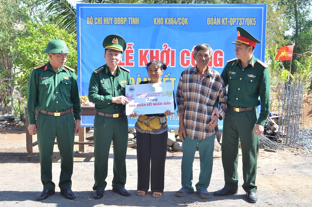 Đại diện các đơn vị trao biển hỗ trợ xây dựng Nhà Đoàn kết quân dân tặng gia đình ông Phan Thanh Sang