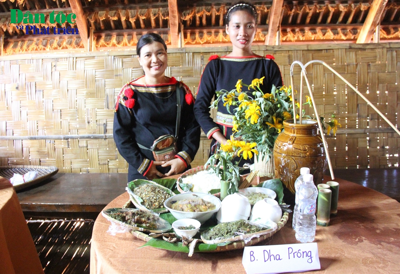 Phụ nữ các buôn làng nấu các món ăn truyền thống thi ẩm thực