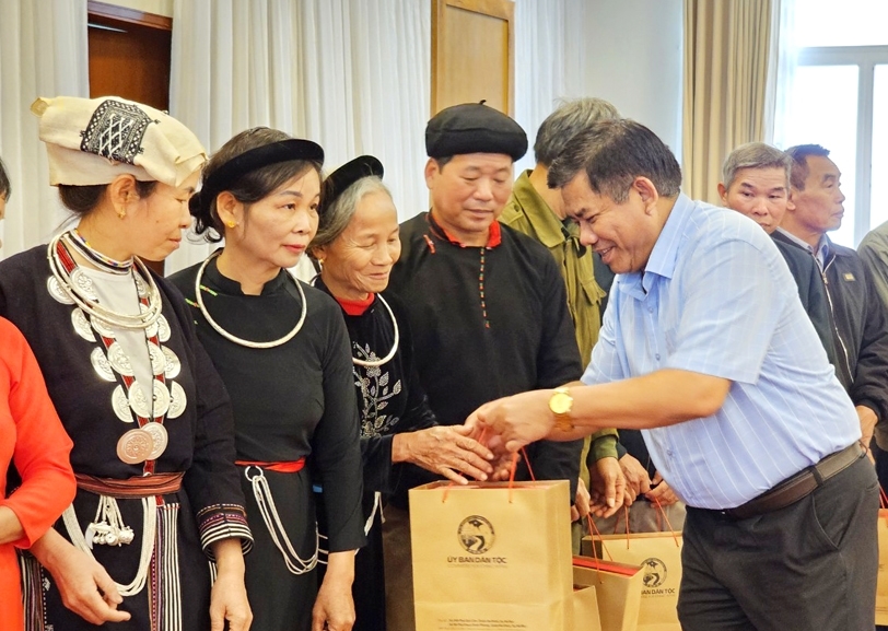 Thứ trưởng, Phó Chủ nhiệm Y Thông tặng quà của UBDT cho đại biểu Người có uy tín trong đồng bào DTTS tỉnh Tuyên Quang nhân dịp Đoàn về thăm Thủ đô Hà Nội (tháng 2/2023)   