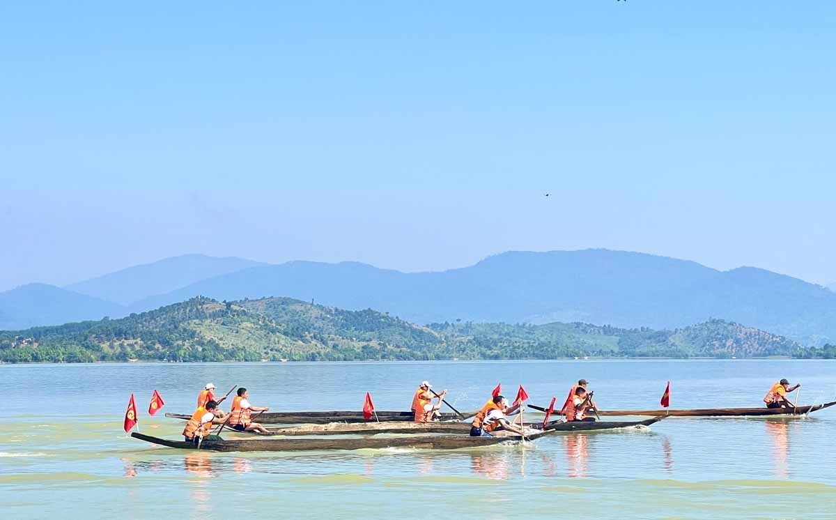 Đua thuyền độc mộc trên sông Pô Cô (Ảnh: Internet)