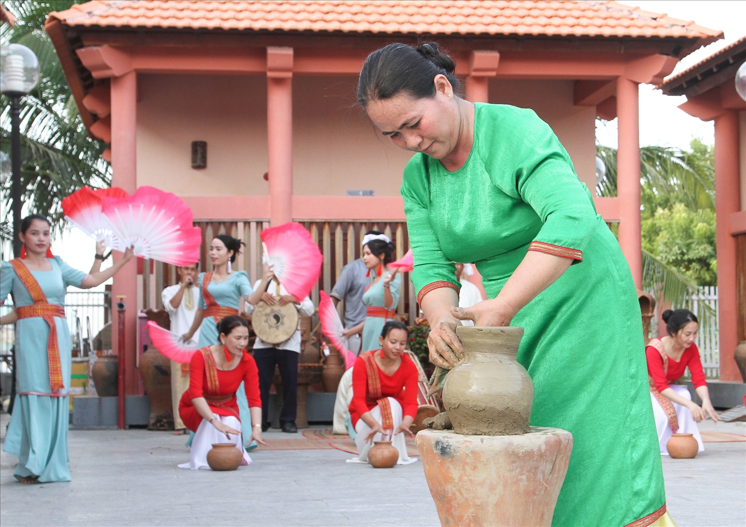 Phụ nữ Chăm làng gốm Bàu Trúc gìn giữ và phát huy giá trị văn hóa truyền thống đặc sắc của dân tộc