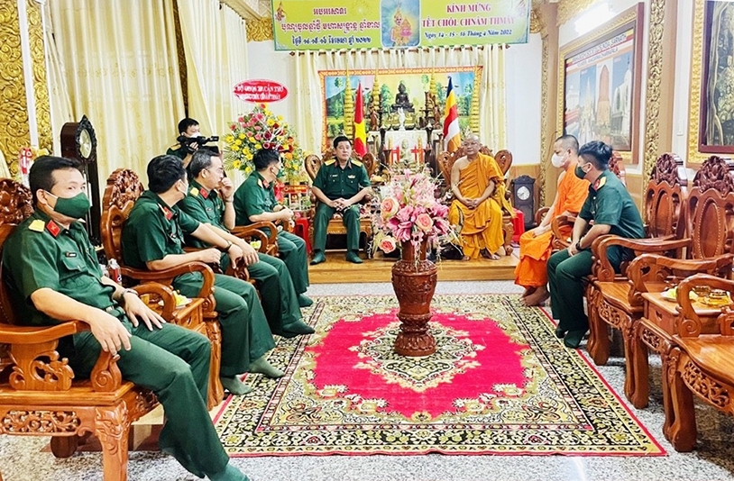 Ban Tổ chức Tết Quân Dân mừng Chôl Chnăm Thmây năm 2022 đến thăm các chùa Khmer. (Ảnh tư liệu)