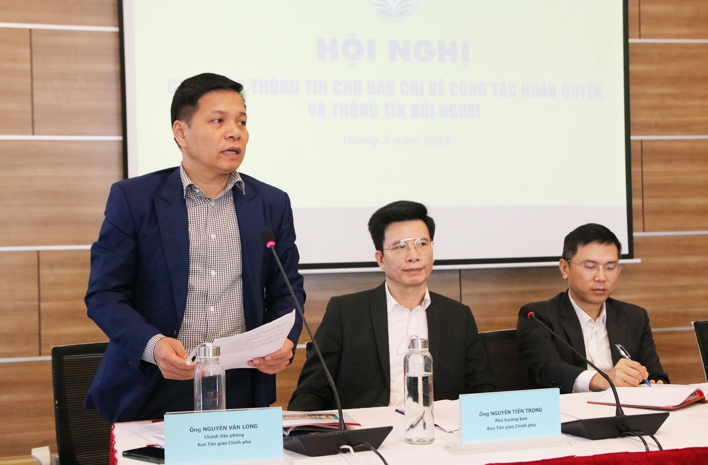 Ông Nguyễn Văn Long - Chánh Văn phòng Ban Tôn giáo Chính phủ báo cáo tại Hội nghị