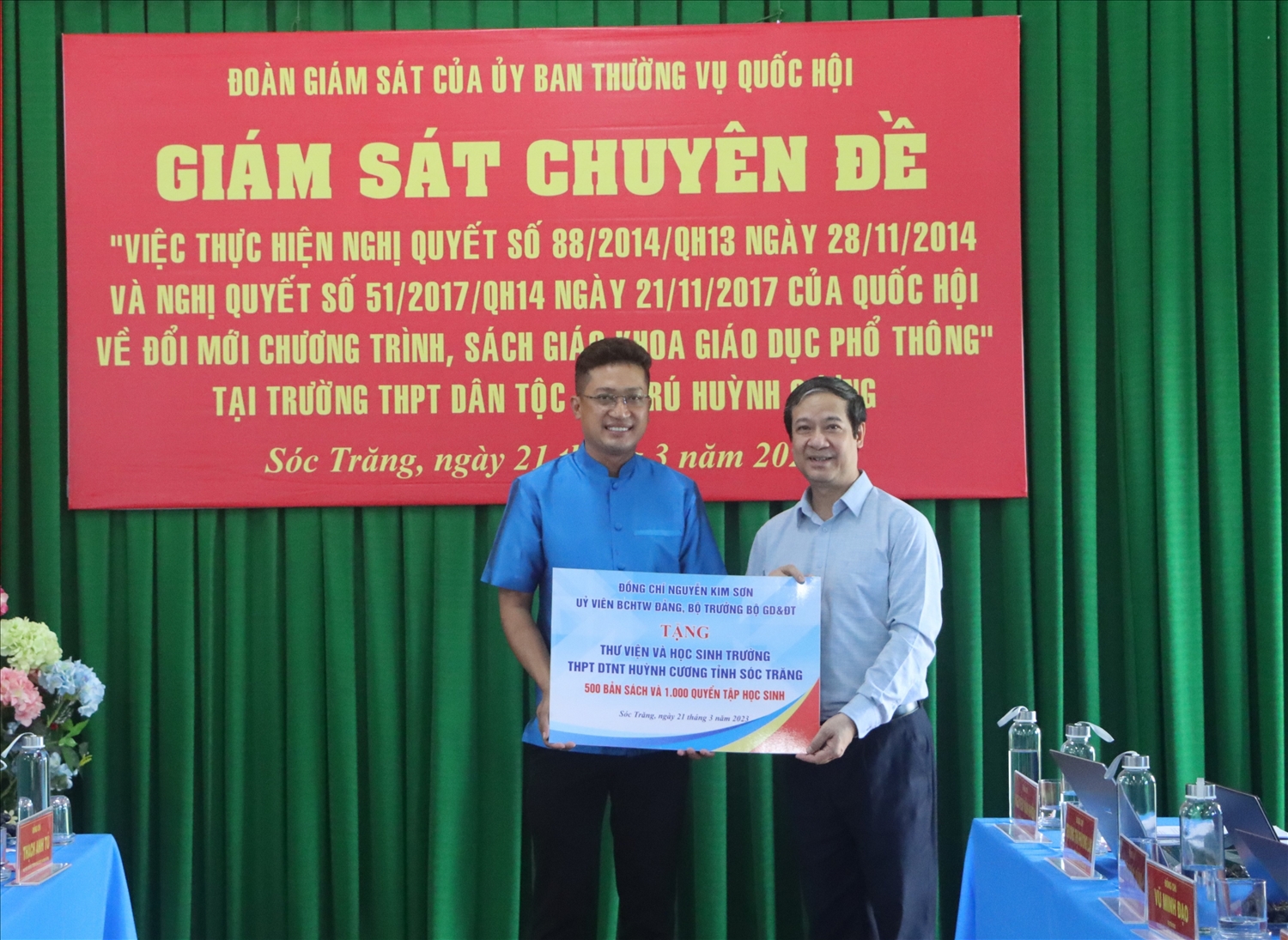 Bộ trưởng Bộ Giáo dục và Đào tạo Nguyễn Kim Sơn đã tặng thư viện sách cho học sinh Trường Huỳnh Cương