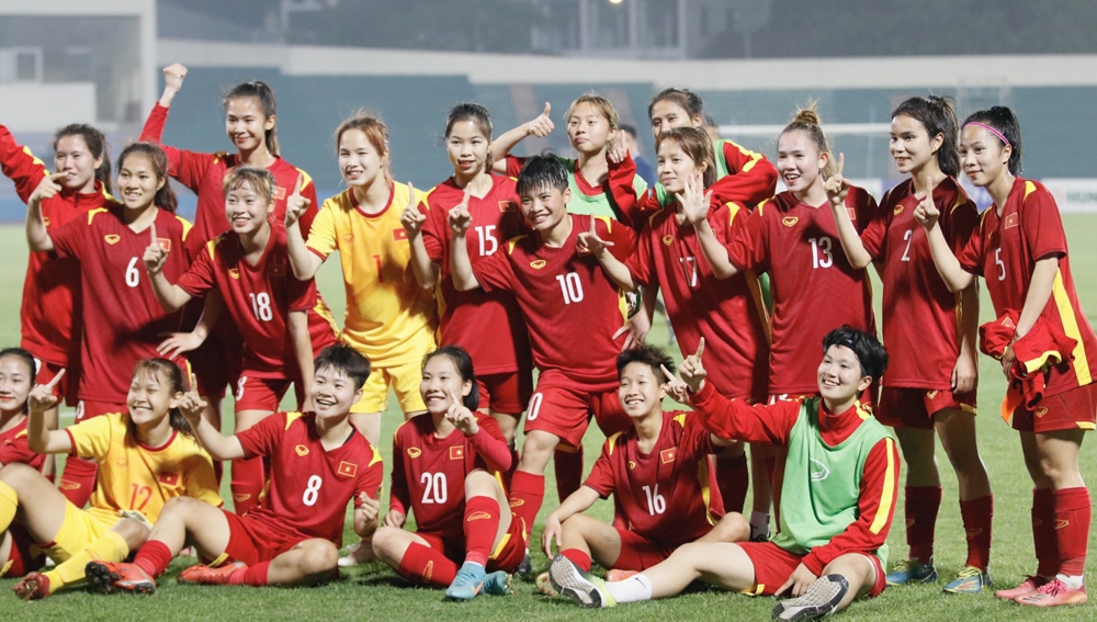 Đội tuyển U20 nữ Việt Nam ăn mừng tấm vé vào vòng loại thứ 2 Cúp Bóng đá nữ U20 châu Á 2024 - Ảnh: VFF