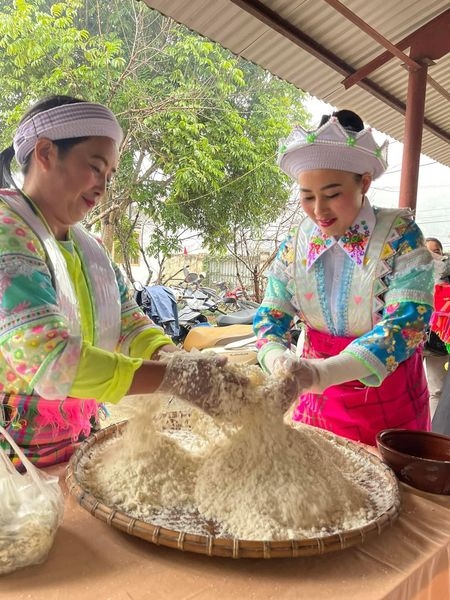 Chị em dân tộc Mông khéo léo đồ xôi mèn mén trong “Hội thi ẩm thực Người Mông” huyện Hà Quảng năm 2023.