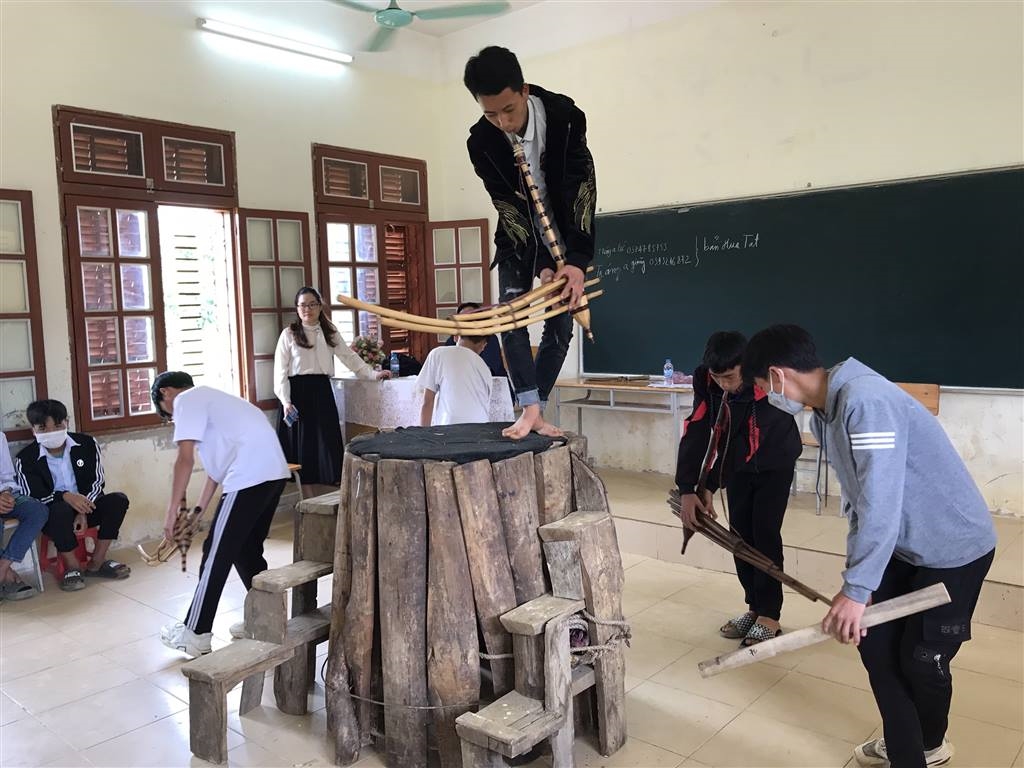  Nghệ nhân truyền dạy bài múa khèn trên cột cho học sinh Trường THCS Vân Hồ, xã Vân Hồ, huyện Vân Hồ