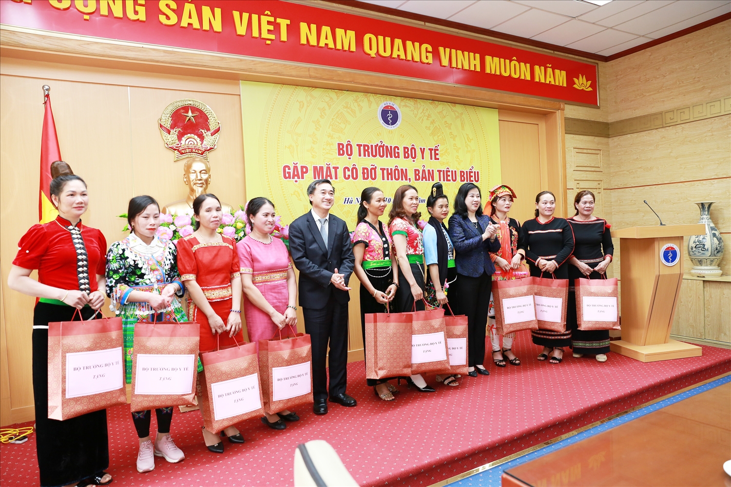 Bộ trưởng Y tế Đào Hồng Lan tặng quà cho đội ngũ cô đỡ thôn bản
