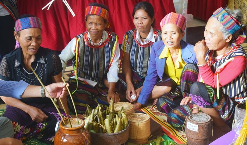 Phụ nữ dân tộc Bru-Vân Kiều trong Lễ hội mừng cơm mới. Ảnh minh hoạ
