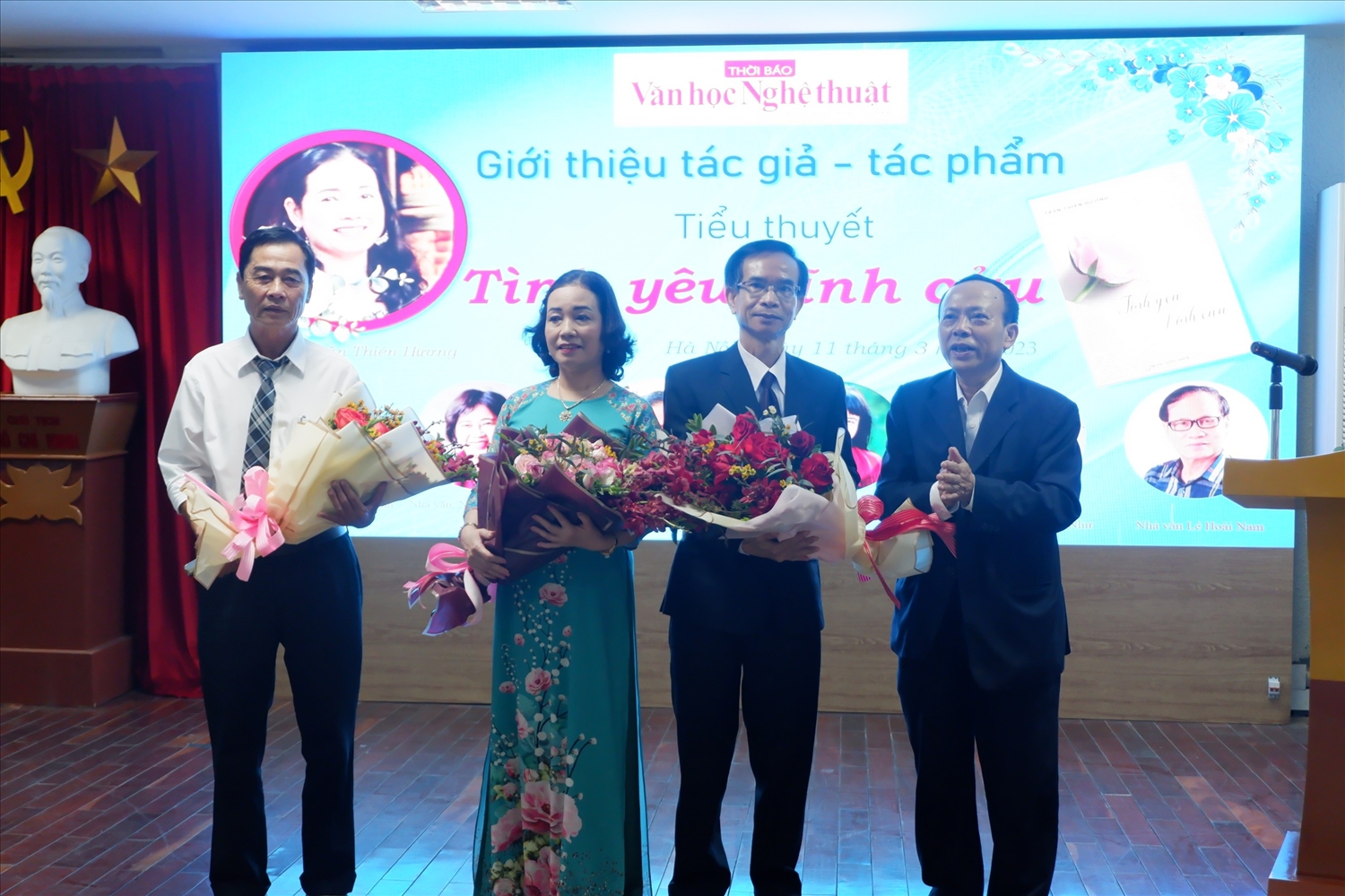 Tổng biên tập Thời báo Văn học nghệ thuật tặng hoa cho tác giả Trần Thiên Hương tại Tòa đàm ra mắt sách