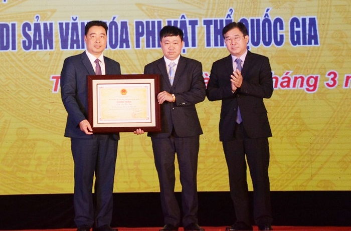 Ông Nông Quốc Thành - Phó cục trưởng Cục Di sản thay mặt lãnh đạo Bộ VHTT&DL trao Chứng nhận danh hiệu Di sản phi vật thể quốc gia Lễ hội Đền Bà Triệu