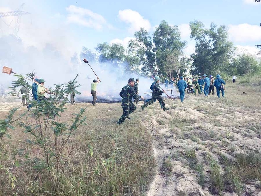 Các lực lượng huyện Chư Pưh (Gia Lai) tham gia diễn tập chữa cháy rừng