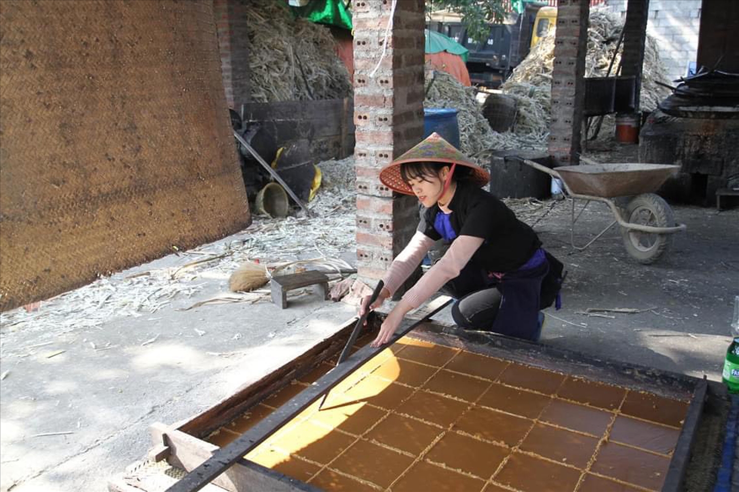 Nghề làm đường phên tại xóm Bó Tờ, thị trấn Hòa Thuận (Quảng Hòa) được duy trì và phát triển.