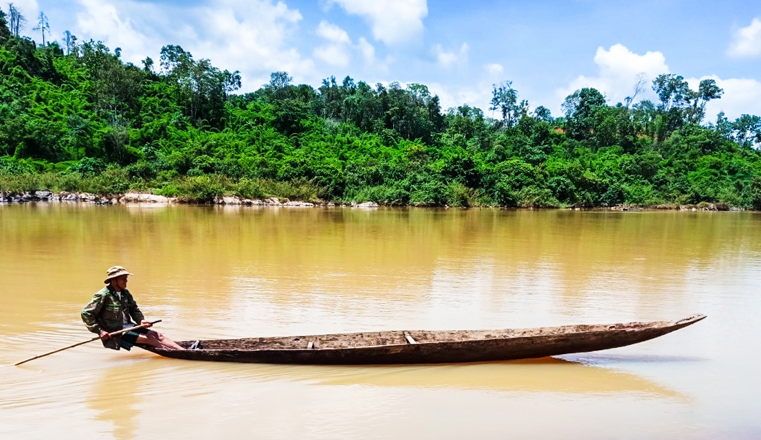 Người dân sử dụng thuyền độc mộc trên sông sê san