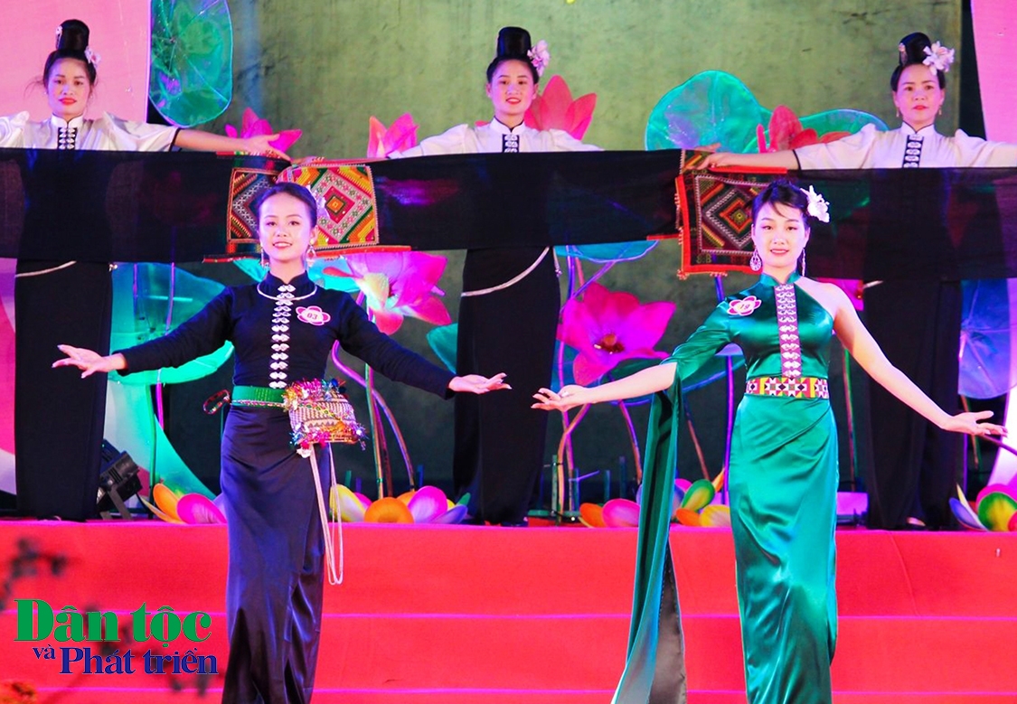 Phần thi người đẹp trình diễn trang phục dân tộc Thái nguyên bản và trình diễn trang phục Thái cách tân của các thí sinh