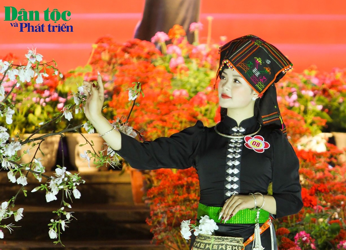 Vẻ đẹp duyên dáng, cuốn hút của người đẹp trong trang phục dân tộc Thái nguyên bản tại phần thi trình diễn trang phục dân tộc Thái