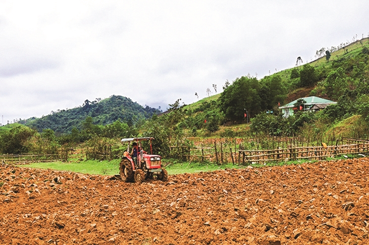 Sản xuất nông nghiệp được cơ giới hóa giúp đồng bào Chứt ở Hóa Sơn tăng năng suất lao động.