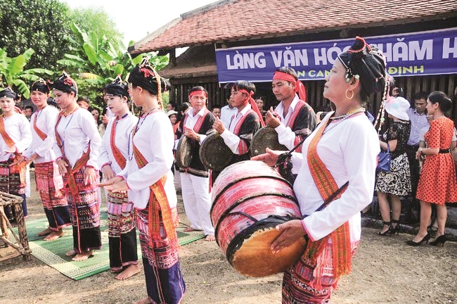 Các nghệ nhân Chăm H’roi Bình Định biểu diễn múa trống đôi.