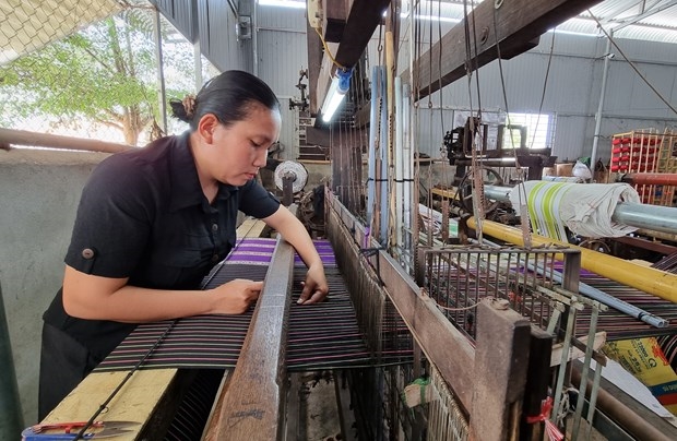 Chị La Ha Ta Ma Ri ở làng Mỹ Nghiệp (thị trấn Phước Dân, huyện Ninh Phước) đầu tư máy dệt để nâng cao hiệu quả sản xuất. Ảnh: Nguyễn Thành – TTXVN