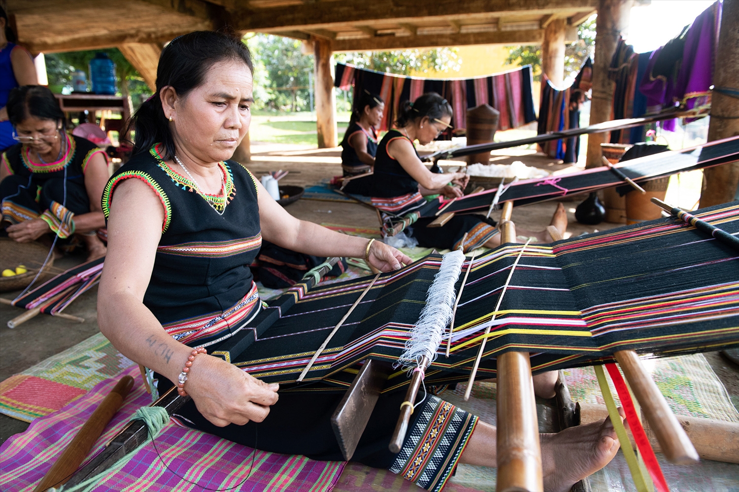 Thổ cẩm được người phụ nữ dệt thủ công là vật có giá trị và gắn liền với sinh hoạt hằng ngày