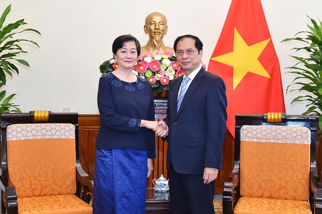 Bộ trưởng Ngoại giao Bùi Thanh Sơn tiếp bà Chea Kimtha, Đại sứ Đặc mệnh toàn quyền của Vương quốc Campuchia tại Việt Nam đến chào nhân dịp nhận nhiệm vụ