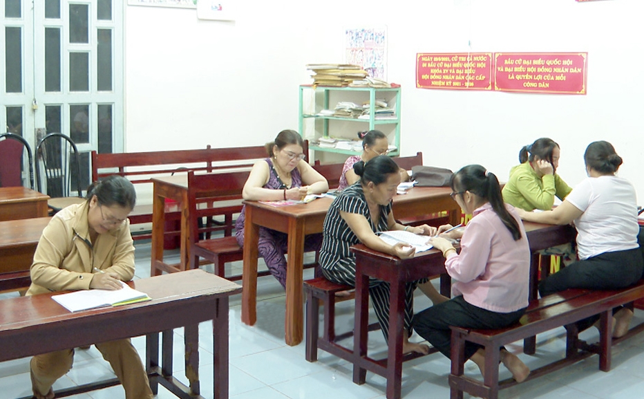 Vào tối Chủ Nhật hằng tuần, tại Nhà văn hóa khu phố Tân Tiến, phường Tân Xuân (TP. Đồng Xoài) lại vang lên tiếng học chữ của các học viên “đặc biệt”