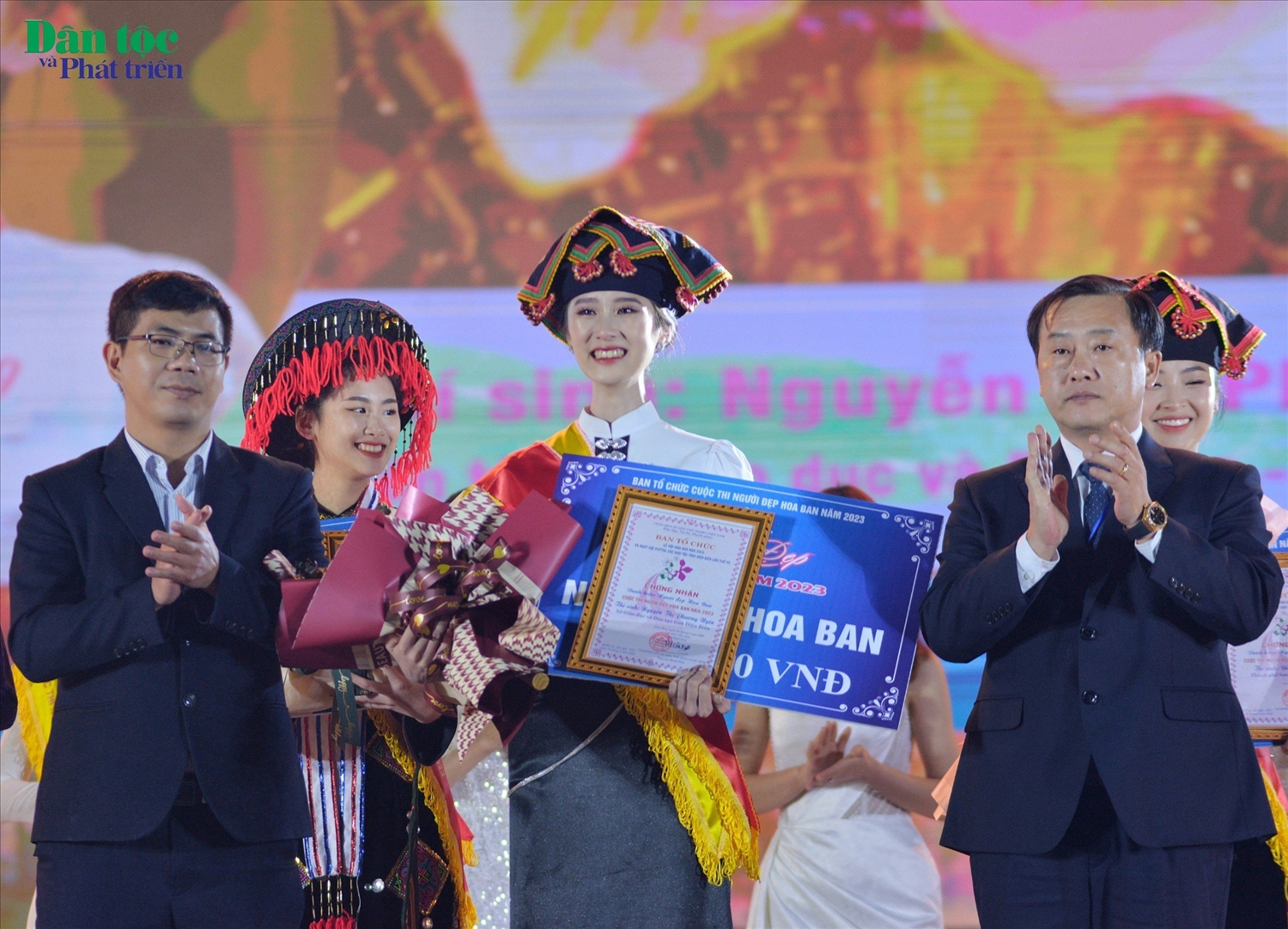 Trao giải Người đẹp Hoa Ban 2023 cho Nguyễn Thị Phương Uyên
