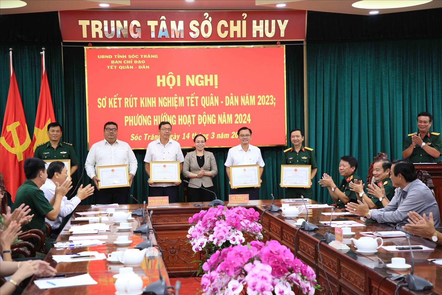 Bà Huỳnh Thị Diễm Ngọc – Phó Chủ tịch UBND tỉnh Sóc Trăng tặng bằng khen của UBND tỉnh cho các tập thể có thành tích tiểu biểu trong tham gia hoạt động Tết quân – dân năm 2023.