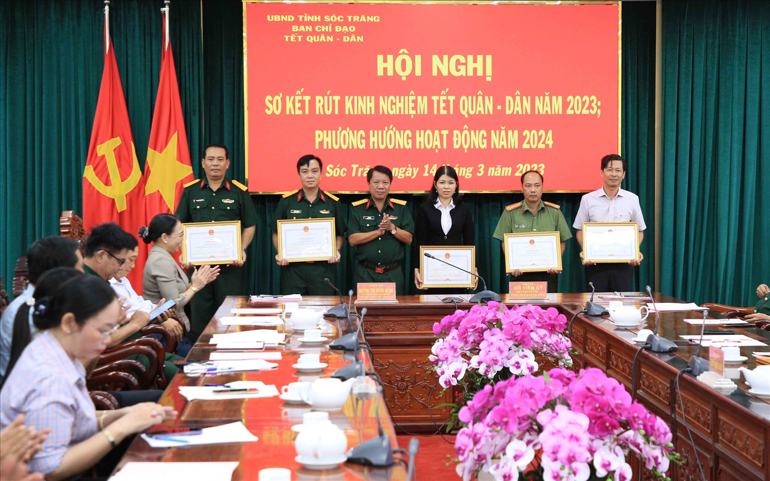 Đại tá Đỗ Tiến Sỹ - Chính ủy Bộ Chỉ huy Quân sự tỉnh trao bằng khen của UBND tỉnh tặng các cá nhân có thành tích tiểu biểu trong tham gia hoạt động Tết quân – dân năm 2023.