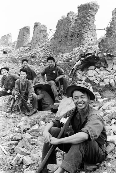 "Nụ cười bên thành cổ Quảng Trị" của nhiếp ảnh gia Đoàn Công Tính.