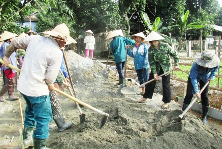 Những con đường ở huyện Con Cuông (tỉnh Nghệ An) được làm bằng tinh thần hồ hởi, bằng sự đóng góp ngày công, tiền của của bà con dân bản