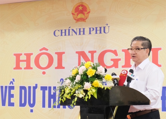 Ông Trần Việt Trường - Chủ tịch UBND TP. Cần Thơ, thay mặt Nhân dân Cần Thơ đóng góp các ý kiến góp ý về Dự thảo Luật Đất đai (sửa đổi)