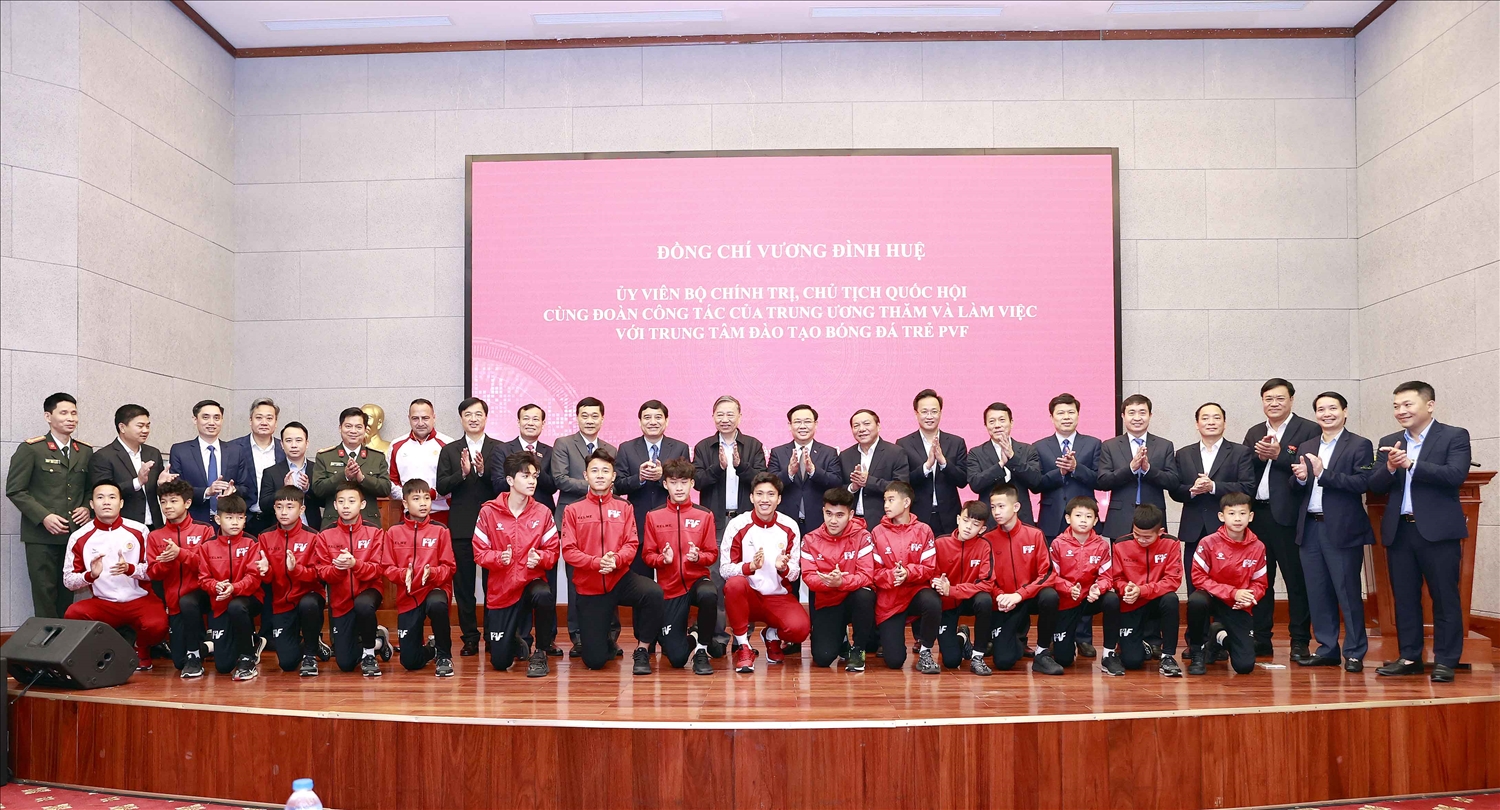 Chủ tịch Quốc hội Vương Đình Huệ và đại biểu chụp ảnh lưu niệm với cầu thủ, huấn luyện viên tại Trung tâm đào tạo Bóng đá trẻ PVF