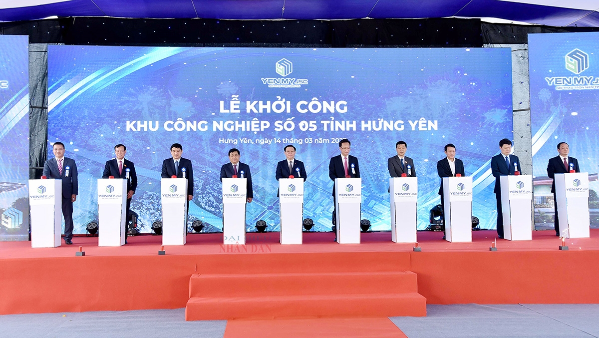 Chủ tịch Quốc hội Vương Đình Huệ và các đại biểu bấm nút khởi công xây dựng Khu Công nghiệp số 05 tỉnh Hưng Yên. 