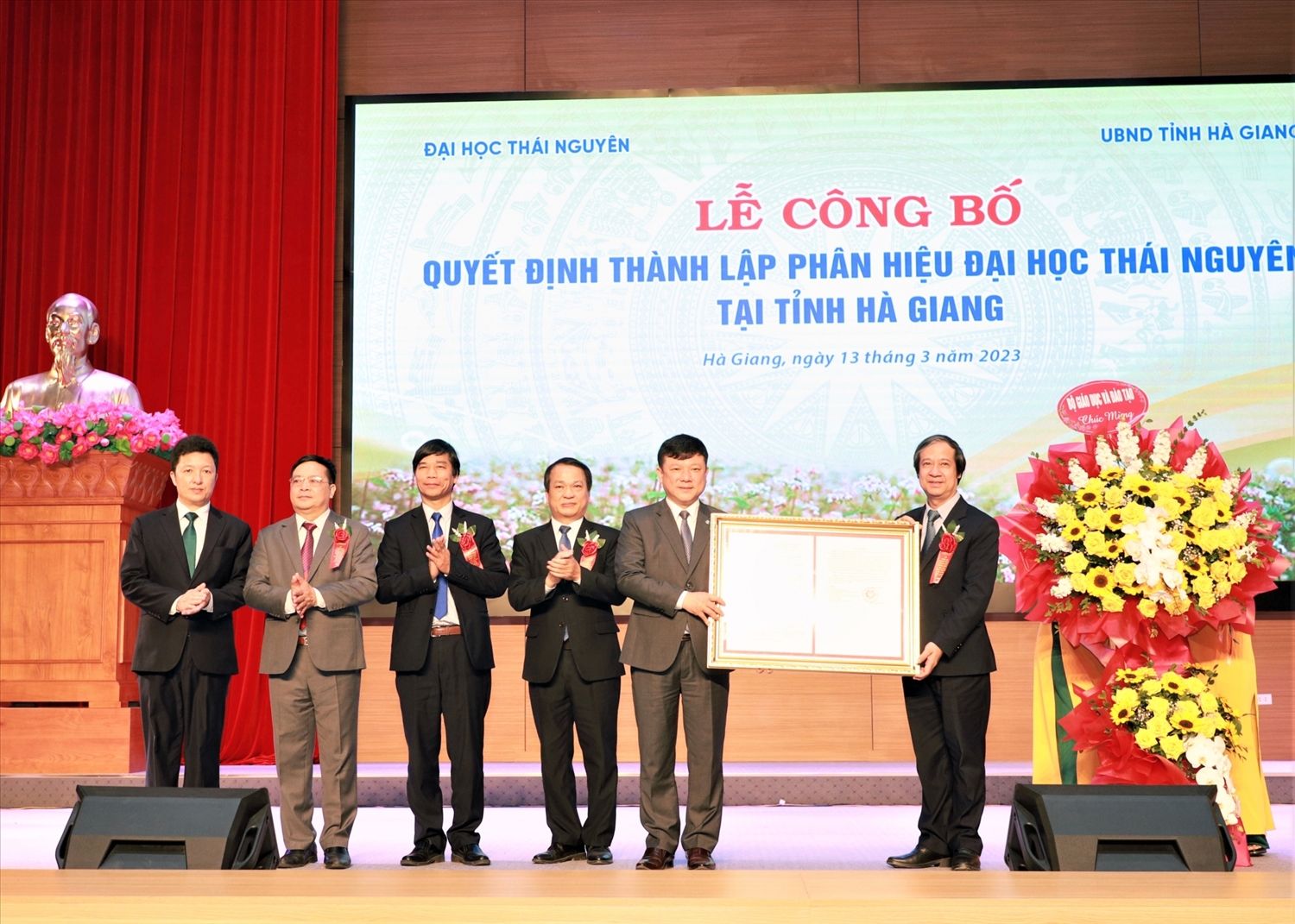 Bộ trưởng Bộ GD&ĐT Nguyễn Kim Sơn trao Quyết định thành lập Phân hiệu Đại học Thái Nguyên tại Hà Giang.