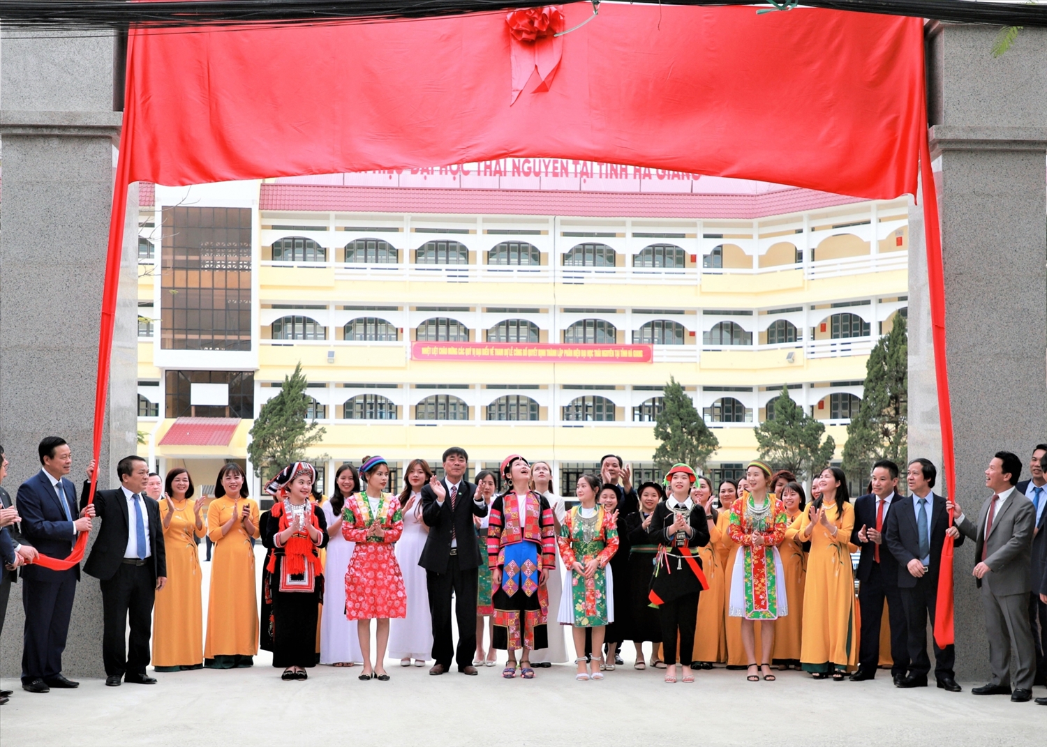 Các đại biểu cắt băng thành lập Phân hiệu Đại học Thái Nguyên tại Hà Giang