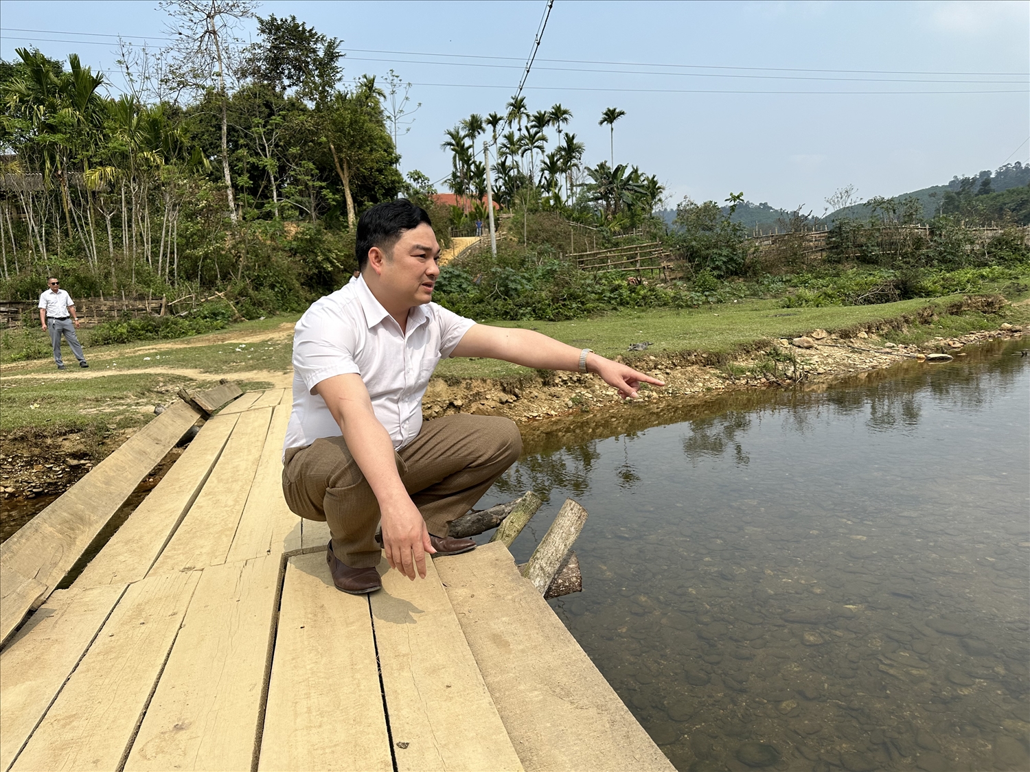 Chủ tịch UBND xã Diên Lãm Nguyễn Văn Dũng xót xa nói về cây cầu tạm tiềm ẩn nhiều hiểm nguy
