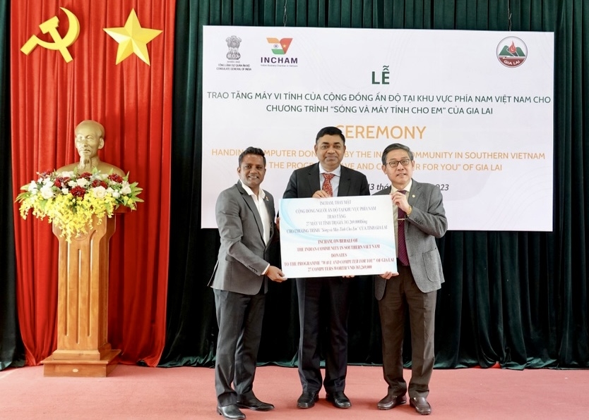 Lãnh đạo Sở GD - ĐT Gia Lai tiếp nhận tiếp nhận 27 máy vi tính từ Cộng đồng Ấn Độ khu vực phía Nam Việt Nam trao tặng học sinh