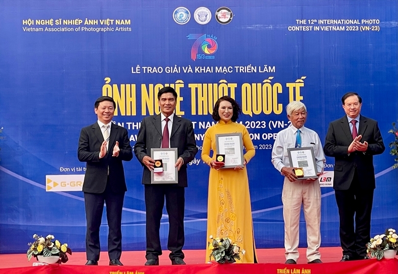 Trao giải cho các tác giả Việt Nam đoạt Huy chương Vàng. Ảnh: Lê Huy