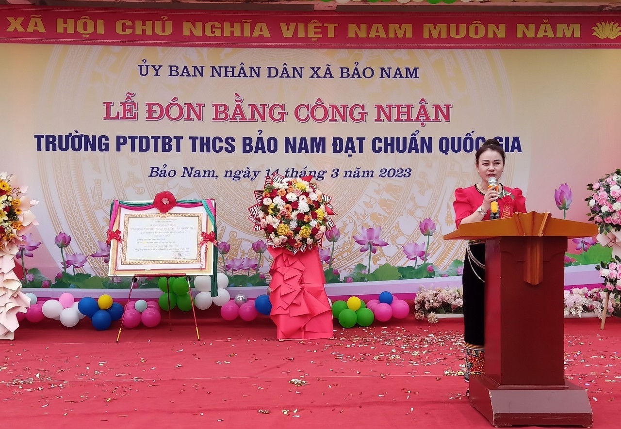 Đồng chí Vi Thị Quyên, Phó Chủ tịch UBND huyện Kỳ Sơn phát biểu chúc mừng Trường Phổ thông Dân tộc bán trú Bảo Nam tại buổi lễ đón trường chuẩn Quốc gia mức độ 1