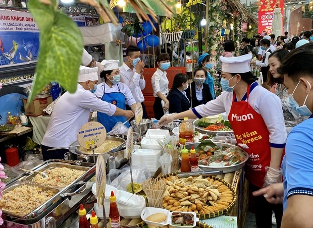 Các gian hàng ẩm thực đặc sản địa phương An Giang thu hút đông người dân đến thưởng thức. Ảnh: Thanh Sang – TTXVN