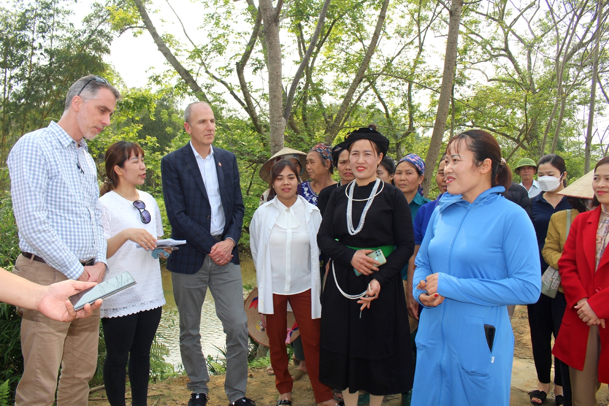 Đại sứ quán Canada và Tổ chức CARE trao đổi cách hoạt động nhóm hiệu quả với phụ nữ thị trấn Yên Bình (Quang Bình) tham gia dự án. Ảnh: Vương Mai