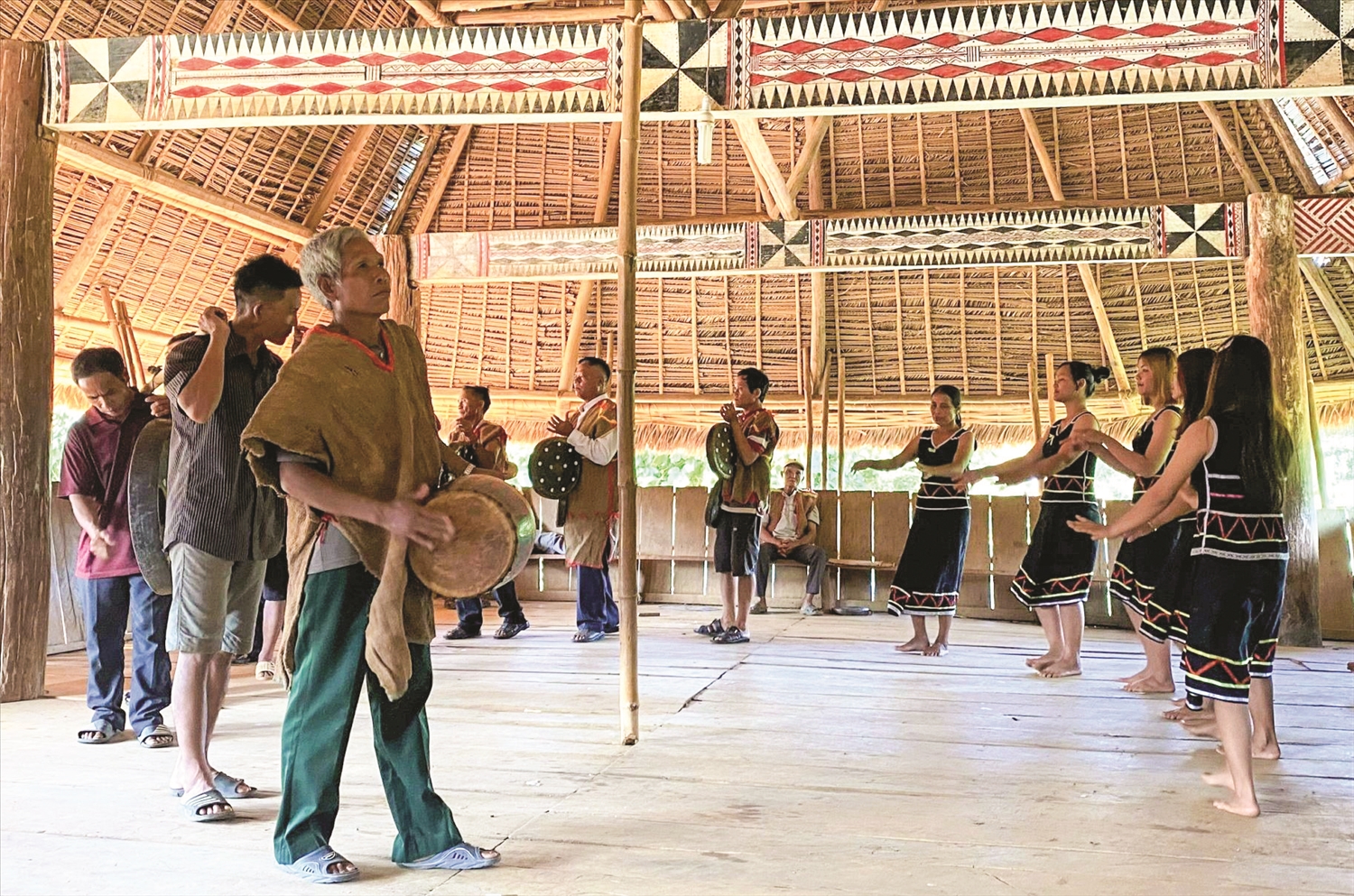 Các nghệ nhân thôn Đăk Ôn tập luyện cồng chiêng, múa xoang