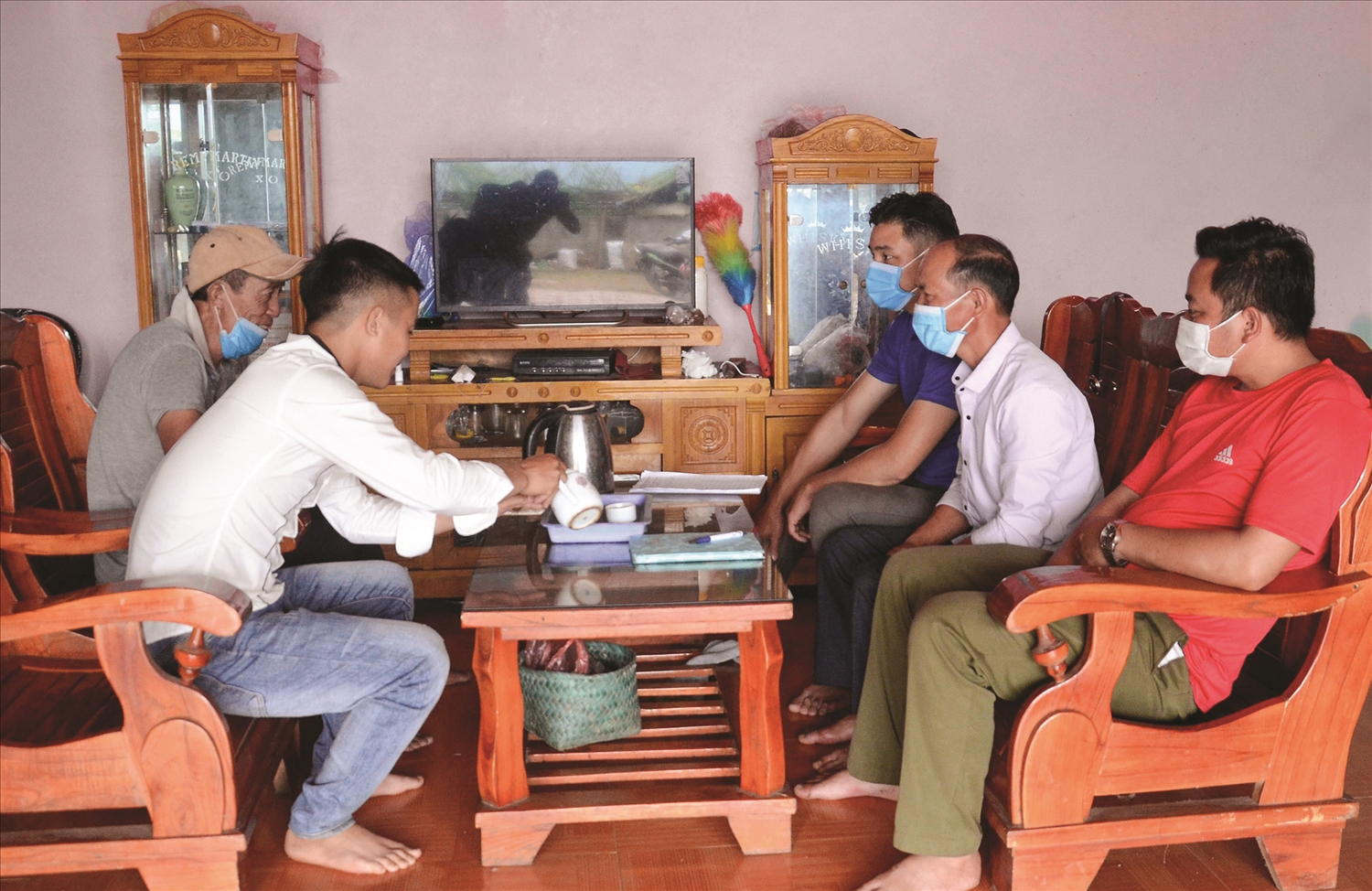 Bí thư Chi bộ Tẩn Phù Liều (bên phải, ngồi giữa) tuyên truyền, vận động hộ dân trong thôn Nậm Giàng.